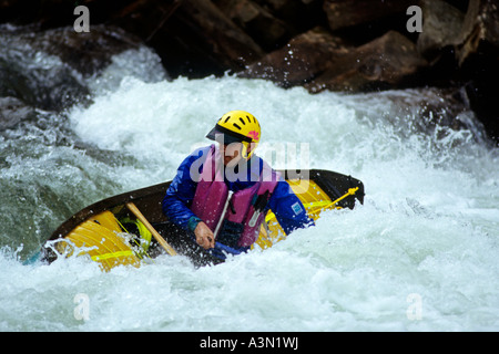 Bianco-acqua in canoa Nantahala superiore scende accanto a centro aperto Foto Stock