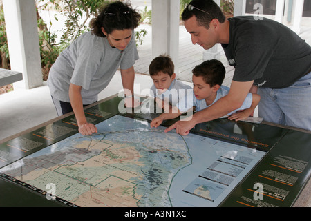 Miami Florida,Everglades National Park,Ernest Coe Visitors Center,centro,famiglie ispaniche genitori genitori figli figli, padre madre,mappa,poin Foto Stock