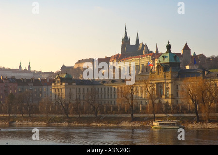 Centro di Praga la capitale della Repubblica ceca con il castello e il fiume Vltava Foto Stock