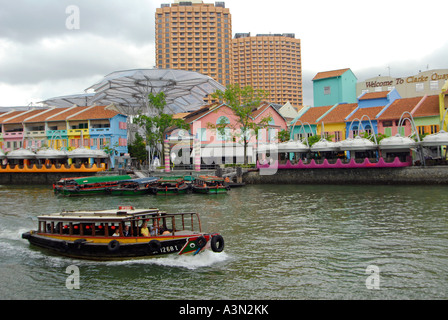 In barca sul fiume e Clarkes Quay, Singapore Foto Stock