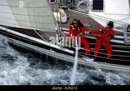 Equipaggio vestito in Musto abbigliamento a bordo Swan 51 Formosa Foto Stock