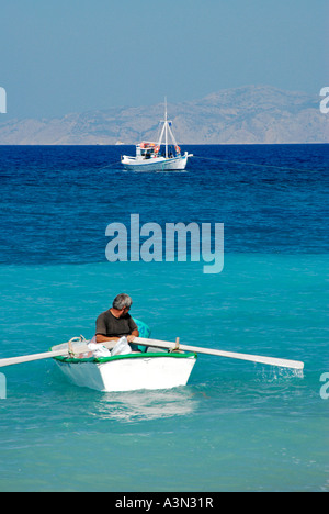 Pescatore in piccolo dinghy, sulla costa nord di Rodi, vicino alla città di Rodi, Grecia Foto Stock