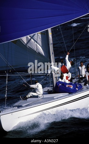Preparazione per una caduta di spinnaker a bordo di dodici metri di Kiwi Magic durante l'America s Cup Foto Stock