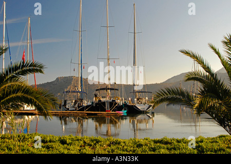 Barche a vela nel piccolo porto che si trova sulla penisola di Datca, Turchia Foto Stock