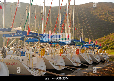 Flottiglia Sunsail barche a vela nel piccolo porto che si trova sulla penisola di Datca, Turchia Foto Stock