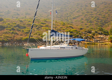 Barca a vela nel piccolo porto che si trova sulla penisola di Datca, Turchia Foto Stock