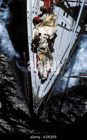 Vista aerea dell'equipaggio la preparazione di vela di prua della barca da regata Foto Stock