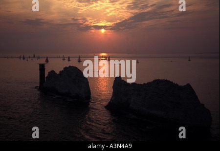 Yachts racing al tramonto fuori gli aghi Isle of Wight REGNO UNITO Foto Stock