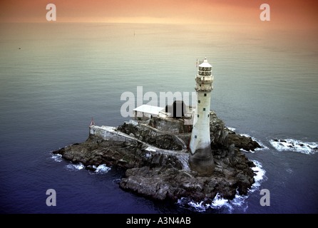 Vista aerea del faro di Fastnet nel Mare d'Irlanda presso sunrise Foto Stock