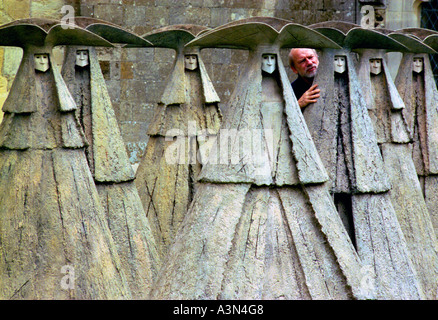 Scultore Philip Jackson organizza il Dogerina s progresso un set di 7 piedi tall figure nel giardino della Cattedrale di Chichester Foto Stock