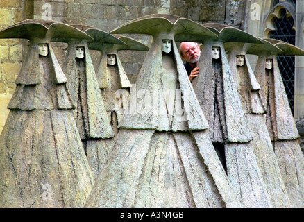 Scultore Philip Jackson organizza il progresso Dogerinas un set di 7 piedi tall figure nel giardino della Cattedrale di Chichester Foto Stock