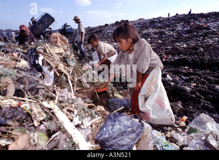 Bambino operai lavorano su Stung Meanchey municipal discarica a Phnom Penh in Cambogia. Foto Stock