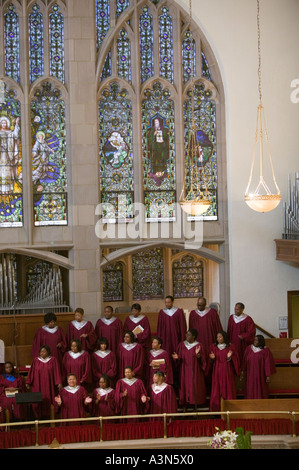 Coro esegue durante la Messa del mattino della domenica all'abissino chiesa battista di Harlem uptown New York City USA 10 Ottobre 2005 Foto Stock