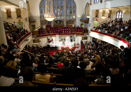 Domenica mattina messa presso l'abissino chiesa battista di Harlem uptown New York City USA 10 Ottobre 2005 Foto Stock