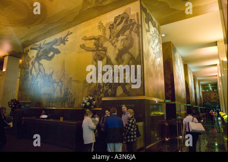 Vista di pitture murali al Rockefeller Center building lobby al piano terra in New York City USA Ottobre 2005 Foto Stock