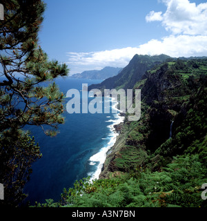 Scogliere a PONTA DE SANTANA CAPE e mare Isola di Madeira Portogallo Foto Stock
