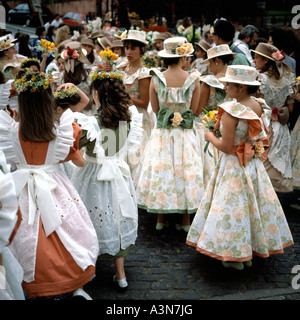 Un gruppo di giovani donne con abito fiorito e HAT a primavera il festival dei fiori di Funchal Madeira Portogallo Foto Stock