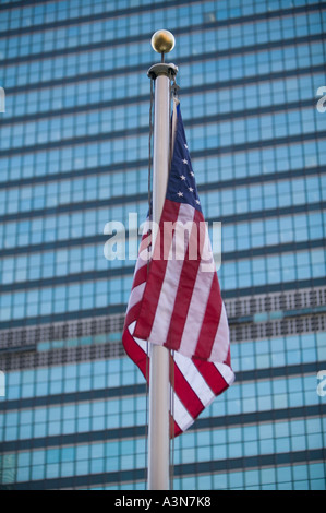 Gli Stati membri le bandiere volare su pali di fronte all'ONU segretariato generale edificio su 1° Avenue in New York City NY USA Settembre Foto Stock