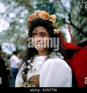 Giovani ritratto di donna con Fiore di Acconciatura di primavera al FESTIVAL DEI FIORI Funchal Madeira Portogallo Foto Stock