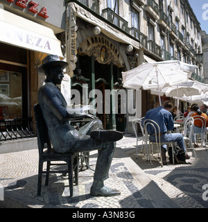 Statua in bronzo del poeta Fernando Pessoa DI FRONTE BRASILEIRA CAFE LISBONA PORTOGALLO EUROPA Foto Stock