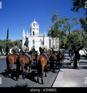 Parata militare nella parte anteriore del Mosteiro dos Jeronimos HIERONYMITE monastero del XVI secolo LISBONA PORTOGALLO Foto Stock