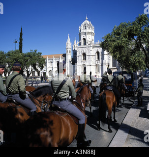 Parata militare nella parte anteriore del Mosteiro dos Jeronimos HIERONYMITE monastero del XVI secolo LISBONA PORTOGALLO Foto Stock