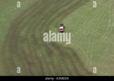 La fertilizzazione di un prato di montagna con concime, Alto Adige, Italia Foto Stock