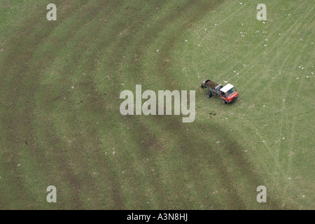 La fertilizzazione di un prato di montagna con concime, Alto Adige, Italia Foto Stock