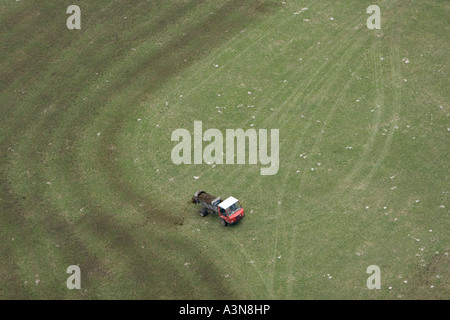 La fertilizzazione di un prato di montagna con concime, Alto Adige, Italia Foto Stock