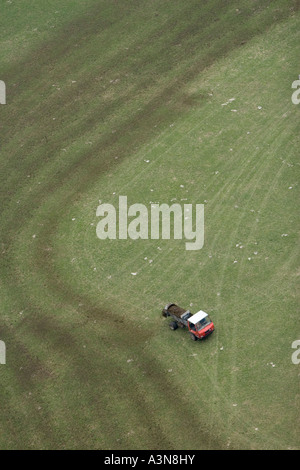 La fertilizzazione di un prato di montagna con concime, Alto Adige, Italia Foto Stock