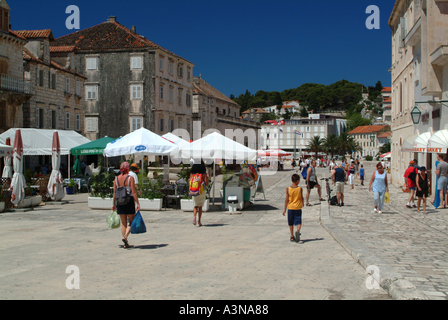 Vista verso la zona del porto e di St Stephens Square nella città di Hvar - isola di Hvar Croazia Foto Stock