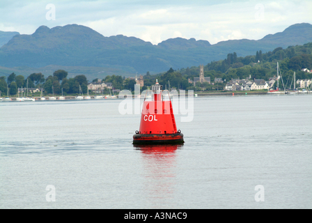 Indicatore rosso la boa nel Firth of Clyde con Rhu Village in background Dumbartonshire Scotland Regno Unito Regno Unito Foto Stock