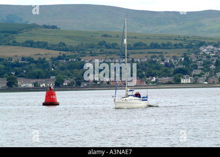 Yacht sul fiume Clyde rosso passando la boa nel Firth of Clyde Helensburgh Dumbartonshire Scotland Regno Unito Regno Unito Foto Stock