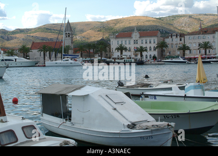 Vista su tutta Trogirski Kanal della Riva Trogir Croazia Foto Stock