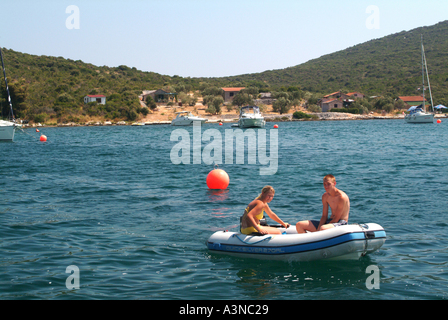 Coppia giovane in gommone a Soline su Otok Isola di Pasman Croazia Foto Stock