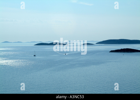 Guardando verso il parco nazionale delle Kornati da San Nicola collina vicino a Tribunj Croazia Foto Stock