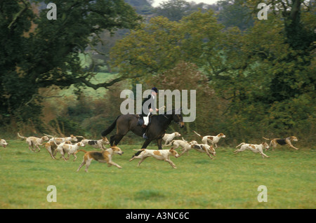 Capitano Ian Farquhar Joint Master conduce il campo fuori inizio dei giorni caccia Duca di Beaufort Hunt Badminton Gloucestershire 1996 1990s UK HOMER SYKES Foto Stock