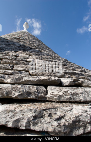 Design tradizionale sulla cima di un tetto a trullo, Alberobello, Puglia, Italia Foto Stock