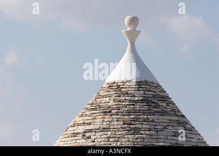 Design tradizionale sulla parte superiore di un trullo casa, Alberobello, Puglia, Italia Foto Stock