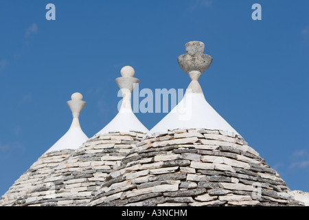 Disegni tradizionali sulla parte superiore dei trulli di Alberobello, Puglia, Italia Foto Stock