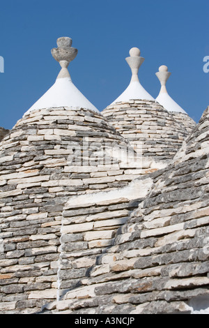 Disegni tradizionali sulla parte superiore dei trulli di Alberobello, Puglia, Italia Foto Stock