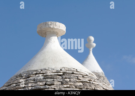 Design tradizionale sulla parte superiore di un trullo house, ad Alberobello Puglia Italia - pull-sequenza di messa a fuoco con immagine A3NCKK Foto Stock