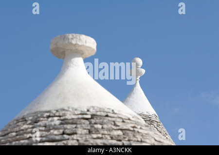 Design tradizionale sulla parte superiore di un trullo house, ad Alberobello Puglia Italia - pull-sequenza di messa a fuoco con immagine A3NCJY Foto Stock