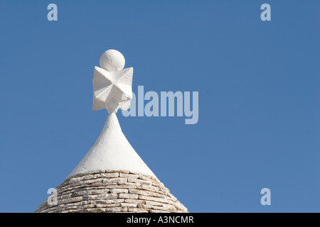 Design tradizionale sulla parte superiore di un trullo casa, Alberobello, Puglia, Italia Foto Stock