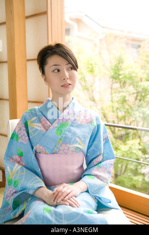 Ritratto di giovane donna che indossa uno yukata Foto Stock