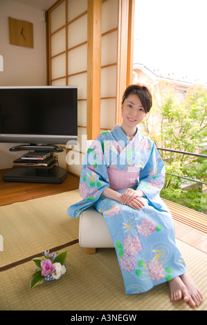 Ritratto di giovane donna che indossa uno yukata Foto Stock