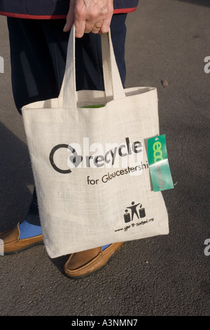 Shopper che trasportano hessian riciclare per Gloucestershire shopping bag con www get it ordinati logo org Foto Stock