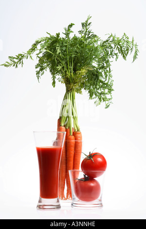 Succo di verdura e ortaggi freschi in bicchieri Foto Stock