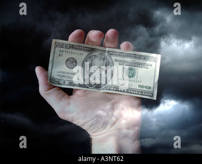 Mano che tiene i soldi noi venti dollari Foto Stock