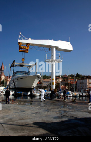 Cruiser sollevato dall'acqua per la pulizia di Milna Marina Brac Croazia Foto Stock